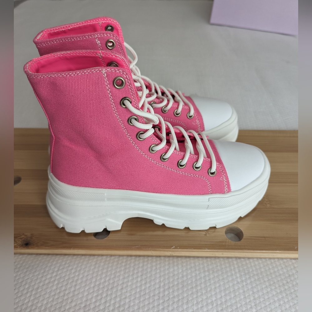 BERNESS Womens Pink Canvass High-Top Sneakers w\ White Sole Size 6 New.